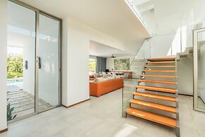 Luxury 6BR Villa w Pool Maid at Yarari