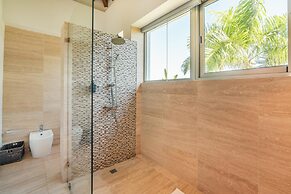 Luxury 6BR Villa w Pool Maid at Yarari