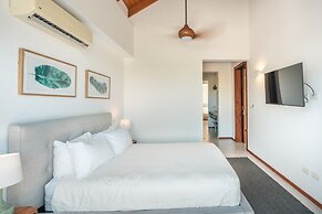 Luxury 6BR Villa w Pool Maid at Yarari