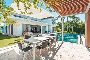 Luxury 6BR Villa w Pool Maid at Yarari