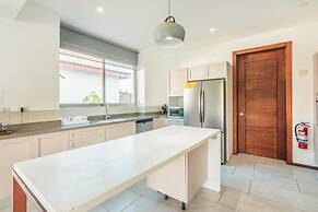 Luxury 6BR Villa w Pool Maid at Yarari