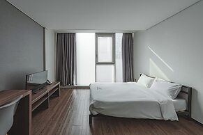 Brown Suites Hotel Sinchon Central