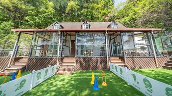 Gapyeong Daengdaengi Dog Pension Silver