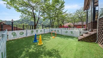 Gapyeong Daengdaengi Dog Pension Silver