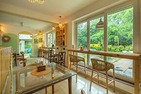 Locomo Boutique, Morjim - Stay Work Eat