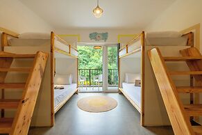 Locomo Boutique, Morjim - Stay Work Eat