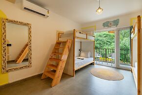 Locomo Boutique, Morjim - Stay Work Eat