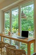 Locomo Boutique, Morjim - Stay Work Eat