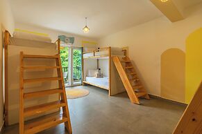 Locomo Boutique, Morjim - Stay Work Eat