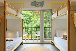 Locomo Boutique, Morjim - Stay Work Eat