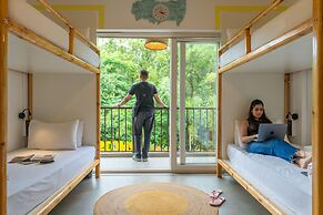 Locomo Boutique, Morjim - Stay Work Eat