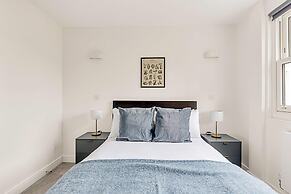 Sunny 2-bed Gem in Chiswick