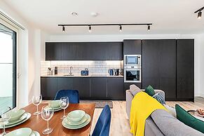 Bright North Acton Flat With City View