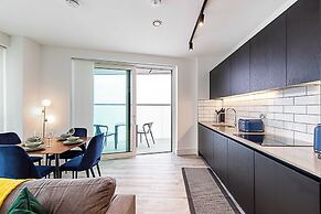 Bright North Acton Flat With City View