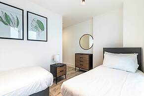 Bright North Acton Flat With City View