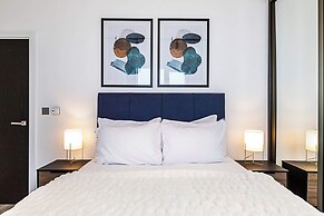 Bright North Acton Flat With City View