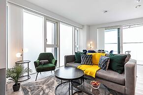 Bright North Acton Flat With City View