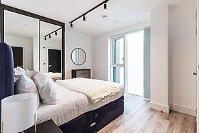 Bright North Acton Flat With City View