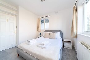 Bright and Spacious Earls Court Gem