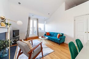 Bright and Spacious Earls Court Gem