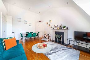 Bright and Spacious Earls Court Gem