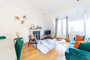 Bright and Spacious Earls Court Gem