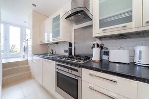 Bright and Spacious Earls Court Gem