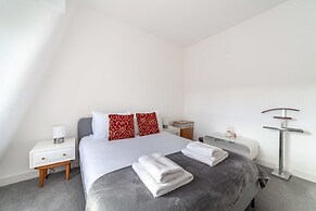 Bright and Spacious Earls Court Gem