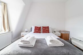 Bright and Spacious Earls Court Gem
