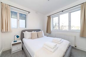 Bright and Spacious Earls Court Gem