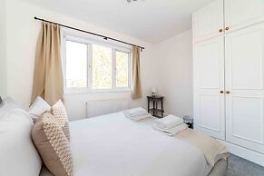 Bright and Spacious Earls Court Gem