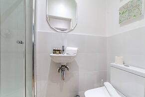 Bright and Spacious Earls Court Gem