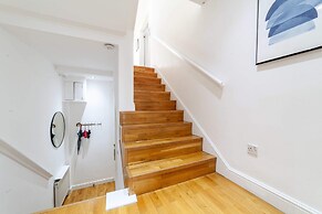Bright and Spacious Earls Court Gem