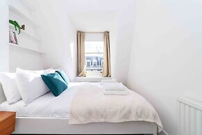 Bright and Spacious Earls Court Gem