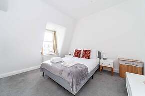 Bright and Spacious Earls Court Gem