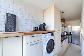 Bright and Spacious Earls Court Gem