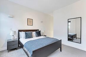 Sunny 2-bed Flat in Chiswick