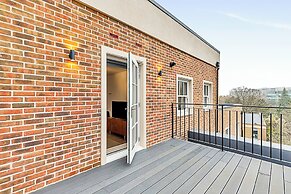 Sunny 2-bed Flat in Chiswick