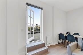 Sunny 2-bed Flat in Chiswick