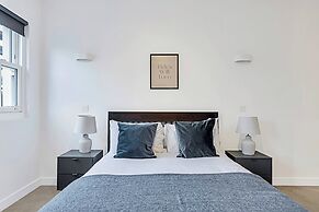 Sunny 2-bed Flat in Chiswick