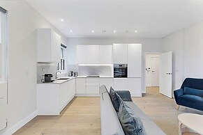 Sunny 2-bed Flat in Chiswick