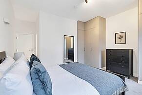 Sunny 2-bed Flat in Chiswick