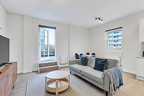 Sunny 2-bed Flat in Chiswick