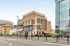 Sunny 2-bed Flat in Chiswick