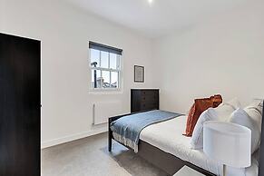 Sunny 2-bed Flat in Chiswick