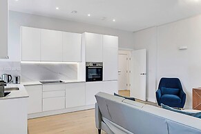 Sunny 2-bed Flat in Chiswick