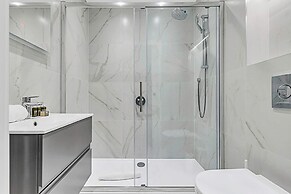 Sunny 2-bed Flat in Chiswick