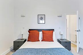 Sunny 2-bed Flat in Chiswick