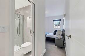 Sunny 2-bed Flat in Chiswick