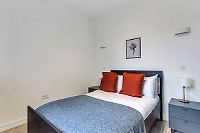 Sunny 2-bed Flat in Chiswick